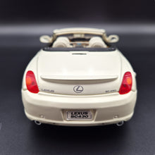 Load image into Gallery viewer, Welly 2005 Lexus SC430 Convertible #2518 Pearl White 1:18 Die Cast Car
