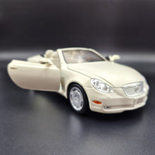 Load image into Gallery viewer, Welly 2005 Lexus SC430 Convertible #2518 Pearl White 1:18 Die Cast Car
