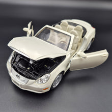 Load image into Gallery viewer, Welly 2005 Lexus SC430 Convertible #2518 Pearl White 1:18 Die Cast Car
