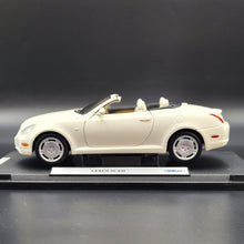 Load image into Gallery viewer, Welly 2005 Lexus SC430 Convertible #2518 Pearl White 1:18 Die Cast Car
