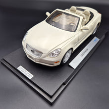 Load image into Gallery viewer, Welly 2005 Lexus SC430 Convertible #2518 Pearl White 1:18 Die Cast Car
