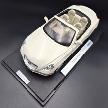 Load image into Gallery viewer, Welly 2005 Lexus SC430 Convertible #2518 Pearl White 1:18 Die Cast Car
