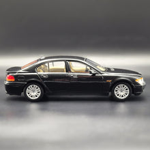 Load image into Gallery viewer, Welly 2002 BMW 745i #2512 Black 1:18 Die Cast Car
