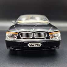 Load image into Gallery viewer, Welly 2002 BMW 745i #2512 Black 1:18 Die Cast Car
