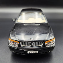 Load image into Gallery viewer, Welly 2002 BMW 745i #2512 Black 1:18 Die Cast Car
