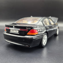 Load image into Gallery viewer, Welly 2002 BMW 745i #2512 Black 1:18 Die Cast Car
