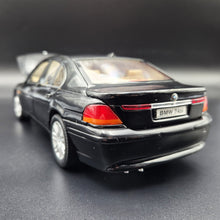 Load image into Gallery viewer, Welly 2002 BMW 745i #2512 Black 1:18 Die Cast Car
