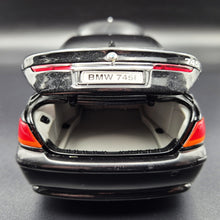 Load image into Gallery viewer, Welly 2002 BMW 745i #2512 Black 1:18 Die Cast Car
