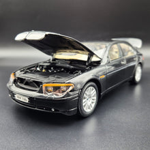 Load image into Gallery viewer, Welly 2002 BMW 745i #2512 Black 1:18 Die Cast Car
