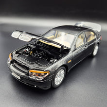 Load image into Gallery viewer, Welly 2002 BMW 745i #2512 Black 1:18 Die Cast Car
