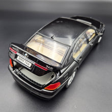 Load image into Gallery viewer, Welly 2002 BMW 745i #2512 Black 1:18 Die Cast Car
