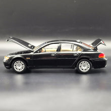 Load image into Gallery viewer, Welly 2002 BMW 745i #2512 Black 1:18 Die Cast Car
