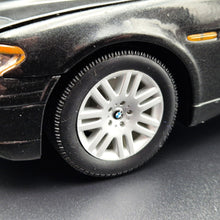 Load image into Gallery viewer, Welly 2002 BMW 745i #2512 Black 1:18 Die Cast Car
