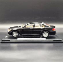 Load image into Gallery viewer, Welly 2002 BMW 745i #2512 Black 1:18 Die Cast Car
