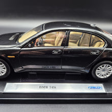 Load image into Gallery viewer, Welly 2002 BMW 745i #2512 Black 1:18 Die Cast Car
