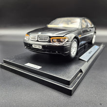 Load image into Gallery viewer, Welly 2002 BMW 745i #2512 Black 1:18 Die Cast Car
