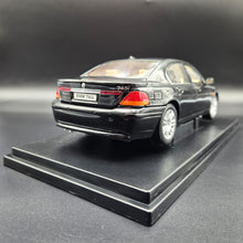Load image into Gallery viewer, Welly 2002 BMW 745i #2512 Black 1:18 Die Cast Car
