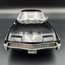 Load image into Gallery viewer, Road Signature 1966 Oldsmobile Tornado Black #92718 1:18 Die Cast Car
