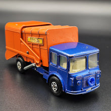 Load image into Gallery viewer, Matchbox 1973 Refuse Truck K-7 Blue/Orange Super Kings

