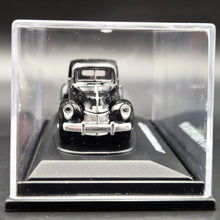 Load image into Gallery viewer, Motormax 1940 Ford Pick Up American Classics Premium Collection 1:87 Model
