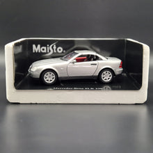 Load image into Gallery viewer, Maisto 1996 Mercedes-Benz SLK 230 Cabriolet Silver #31838 1:18 Die Cast Car
