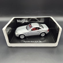 Load image into Gallery viewer, Maisto 1996 Mercedes-Benz SLK 230 Cabriolet Silver #31838 1:18 Die Cast Car
