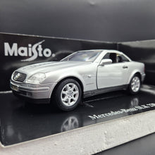 Load image into Gallery viewer, Maisto 1996 Mercedes-Benz SLK 230 Cabriolet Silver #31838 1:18 Die Cast Car
