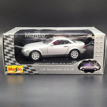 Load image into Gallery viewer, Maisto 1996 Mercedes-Benz SLK 230 Cabriolet Silver #31838 1:18 Die Cast Car
