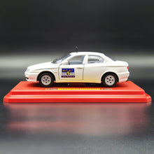 Load image into Gallery viewer, Bburago 2002 Alfa Romeo 156 Taxi White #0122 1:24 Super Car Collection Diecast
