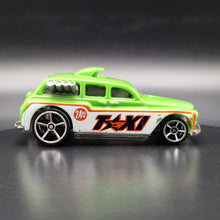 Load image into Gallery viewer, Hot Wheels 2009 Cockney Cab II Green #112 HW City Works 6/10