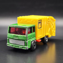 Load image into Gallery viewer, Matchbox 1987 Refuse Truck Green #36 Matchbox 1-75 Superfast - Front Axle Bent