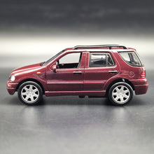 Load image into Gallery viewer, Smart Toys 2000 Mercedes-Benz ML430 Maroon 1:34 Diecast Car