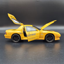 Load image into Gallery viewer, Explorafind 1989 Mazda RX-7 Yellow 1:24 Die Cast Car