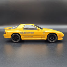 Load image into Gallery viewer, Explorafind 1989 Mazda RX-7 Yellow 1:24 Die Cast Car