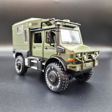 Load image into Gallery viewer, Explorafind 2000 Mercedes Benz Unimog Off Road RV Army Green 1:32 Die Cast Truck