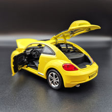 Load image into Gallery viewer, Explorafind 2010 Volkswagen New Beetle Yellow 1:32 Die Cast Car