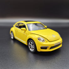 Load image into Gallery viewer, Explorafind 2010 Volkswagen New Beetle Yellow 1:32 Die Cast Car