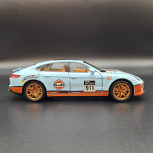 Load image into Gallery viewer, Explorafind 2019 Porsche Panamera S Gulf Blue 1:24 Die Cast Car