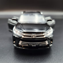 Load image into Gallery viewer, Explorafind 2019 Toyota Highlander Black 1:32 Die Cast Car