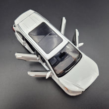 Load image into Gallery viewer, Explorafind 2019 Toyota Highlander White 1:32 Die Cast Car