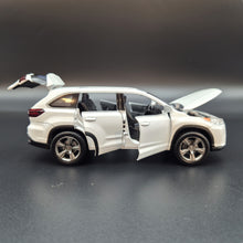 Load image into Gallery viewer, Explorafind 2019 Toyota Highlander White 1:32 Die Cast Car