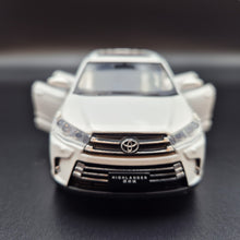 Load image into Gallery viewer, Explorafind 2019 Toyota Highlander White 1:32 Die Cast Car