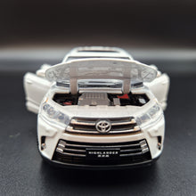 Load image into Gallery viewer, Explorafind 2019 Toyota Highlander White 1:32 Die Cast Car