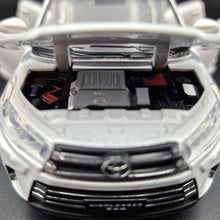 Load image into Gallery viewer, Explorafind 2019 Toyota Highlander White 1:32 Die Cast Car