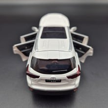 Load image into Gallery viewer, Explorafind 2019 Toyota Highlander White 1:32 Die Cast Car
