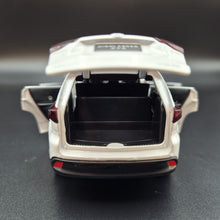 Load image into Gallery viewer, Explorafind 2019 Toyota Highlander White 1:32 Die Cast Car