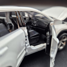 Load image into Gallery viewer, Explorafind 2019 Toyota Highlander White 1:32 Die Cast Car
