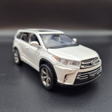 Load image into Gallery viewer, Explorafind 2019 Toyota Highlander White 1:32 Die Cast Car
