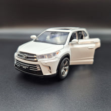Load image into Gallery viewer, Explorafind 2019 Toyota Highlander White 1:32 Die Cast Car
