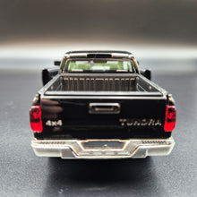 Load image into Gallery viewer, Explorafind 2019 Toyota Tundra Black 1:32 Die Cast Car